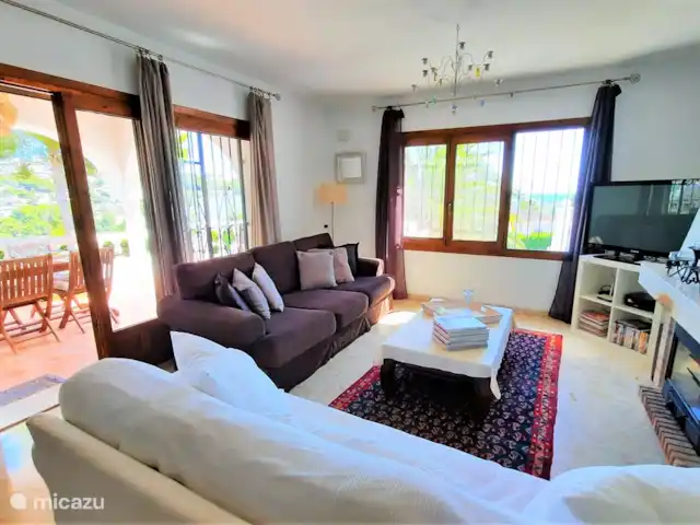 Casa León en Moraira con vistas al mar en España, Costa Blanca, Moraira - casa vacacional Sala de estar con TV grande, reproductor de DVD con películas, acceso a la terraza privada y vista al mar
