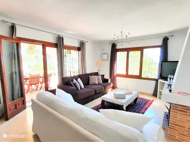 Casa León en Moraira con vistas al mar en España, Costa Blanca, Moraira - casa vacacional El salón con mucha luz.