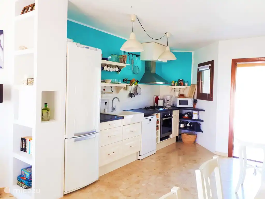 Die offene Küche mit allen Geräten