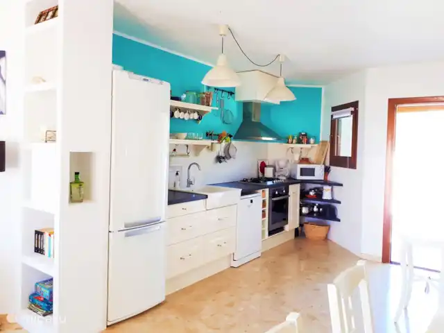 Casa León en Moraira con vistas al mar en España, Costa Blanca, Moraira - casa vacacional La cocina abierta con todos los electrodomésticos.