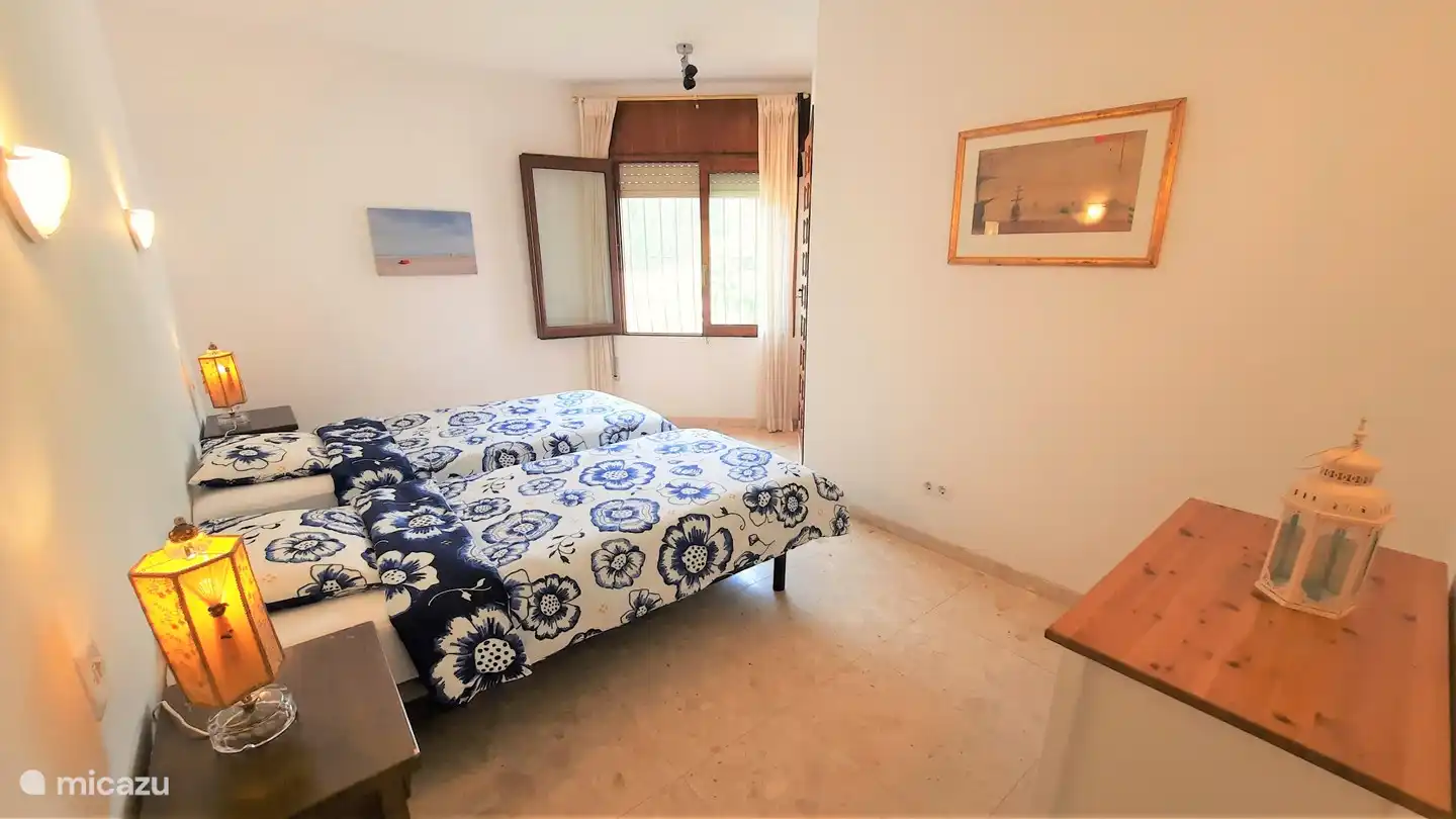 Schlafzimmer 2 mit zwei Einzelbetten. Fenster mit Moskitonetz, Rollo und Klimaanlage.