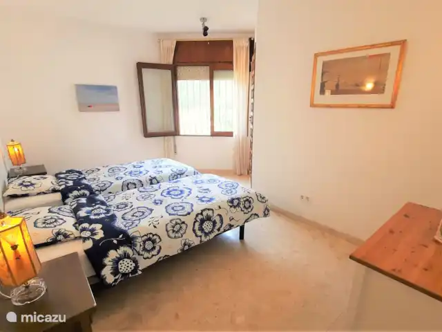 Casa León en Moraira con vistas al mar en España, Costa Blanca, Moraira - casa vacacional Dormitorio 2 con dos camas individuales. Ventana con mosquitera, persiana enrollable y aire acondicionado (todavía no se muestra en la foto).