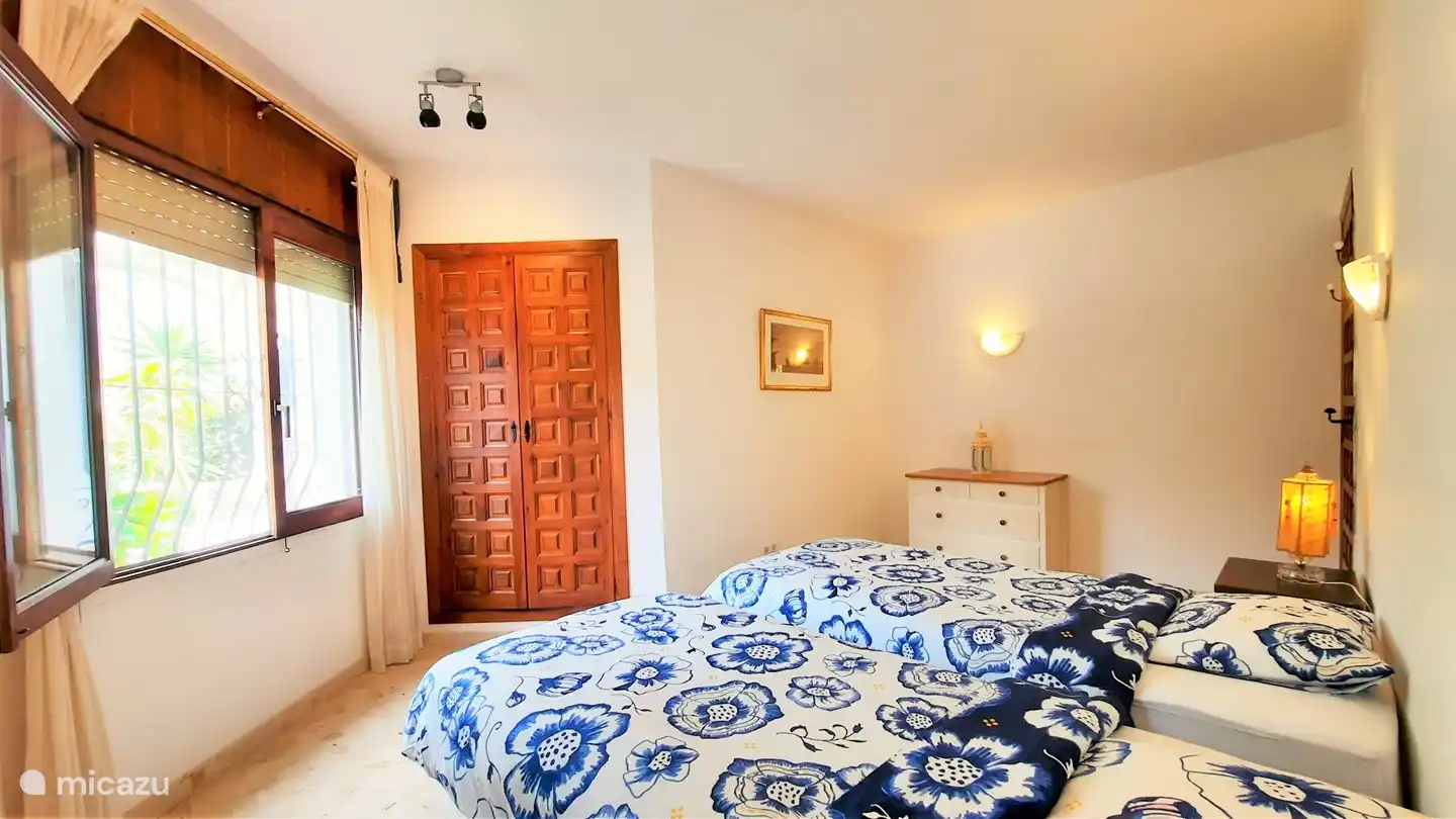 Schlafzimmer 2 mit Einbauschrank und Kommode