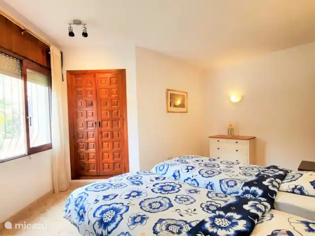 Casa León en Moraira con vistas al mar en España, Costa Blanca, Moraira - casa vacacional Dormitorio 2 con armario empotrado y cajonera