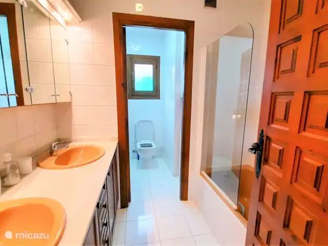 Casa León en Moraira con vistas al mar en España, Costa Blanca, Moraira - casa vacacional Cuarto de baño con ducha/bañera, lavabo doble y WC separado
