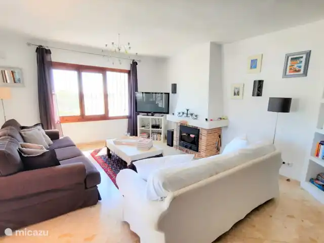 Casa León en Moraira con vistas al mar en España, Costa Blanca, Moraira - casa vacacional La sala de estar con dos sofás grandes y una chimenea que funciona bien (sistema especial para una buena calefacción)
