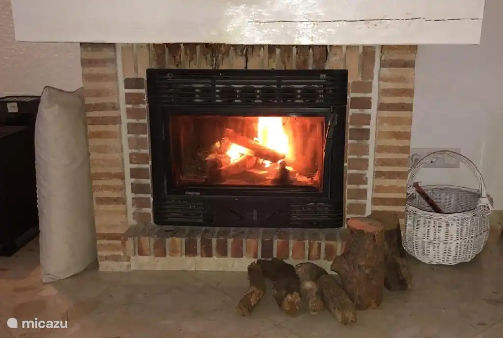 De houthaard aan. Heel gezellig en lekker warm tijdens de winteravonden