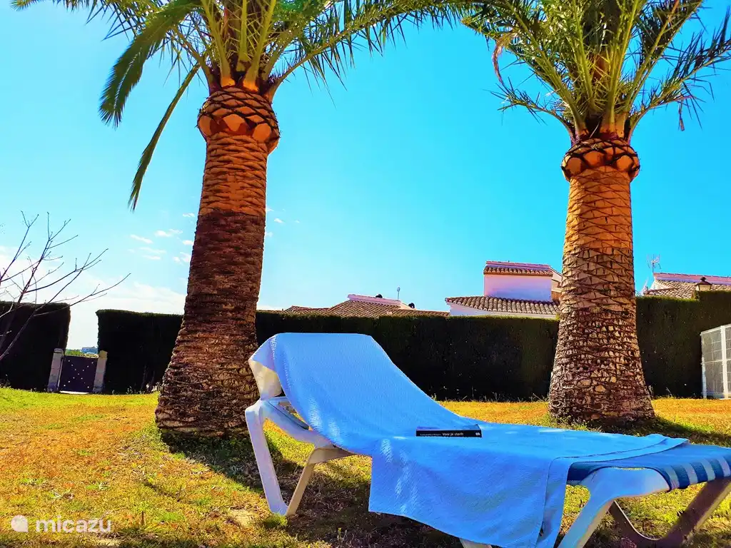 Entspannen Sie in Ihrem privaten Teil des Gartens unter den Palmen