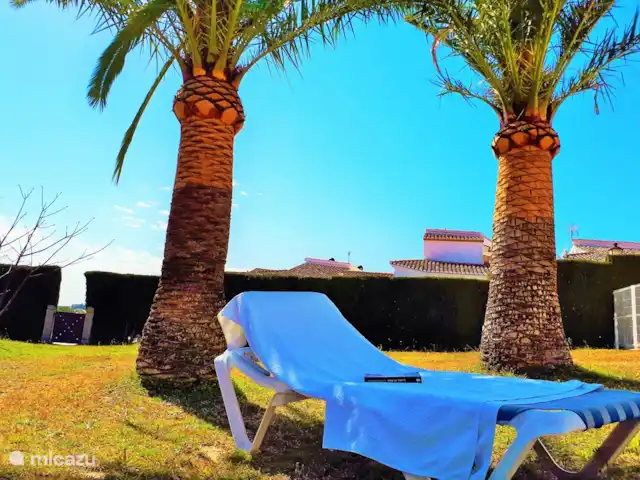 Casa León en Moraira con vistas al mar en España, Costa Blanca, Moraira - casa vacacional Relájate en tu parte privada del jardín bajo las palmeras.