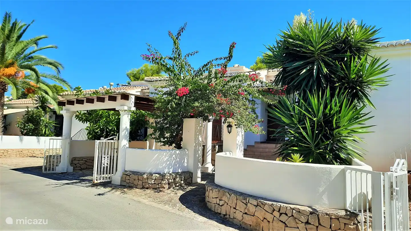 Die Vorderseite der Casa Leon mit einem überdachten Parkplatz