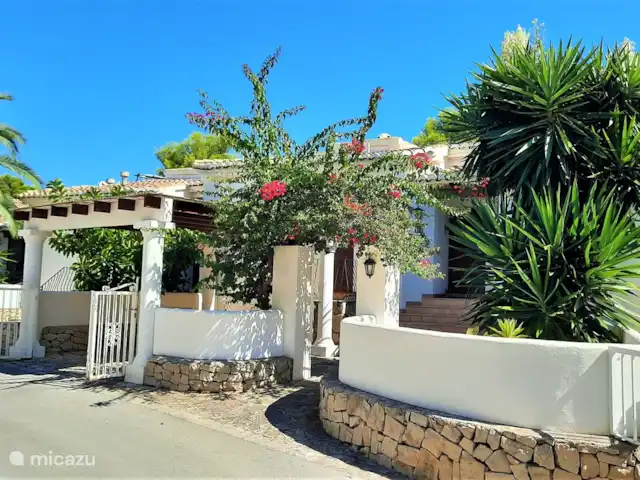 Casa León en Moraira con vistas al mar en España, Costa Blanca, Moraira - casa vacacional El frente de Casa Leon con un espacio de estacionamiento techado