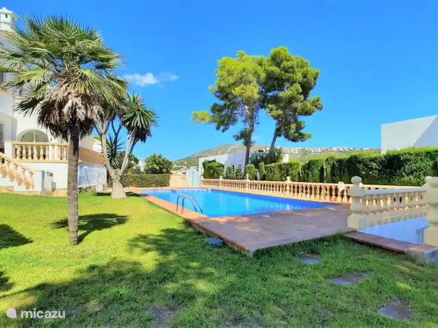 Casa León en Moraira con vistas al mar en España, Costa Blanca, Moraira - casa vacacional Incluso en verano hay tranquilidad en la hermosa piscina.