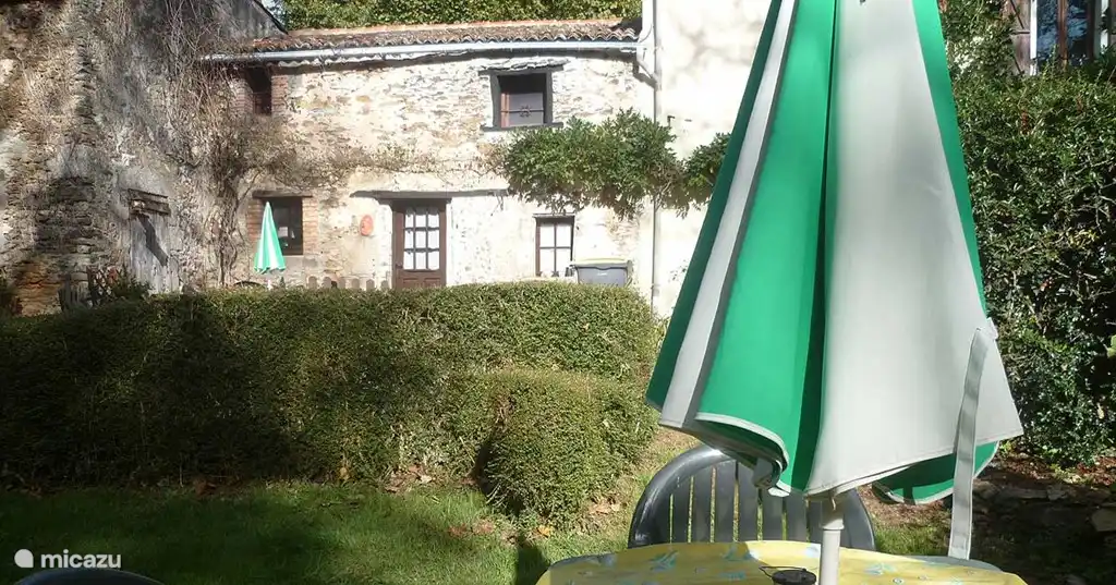 Schöne Ess- und Entspannungsbereiche im Freien