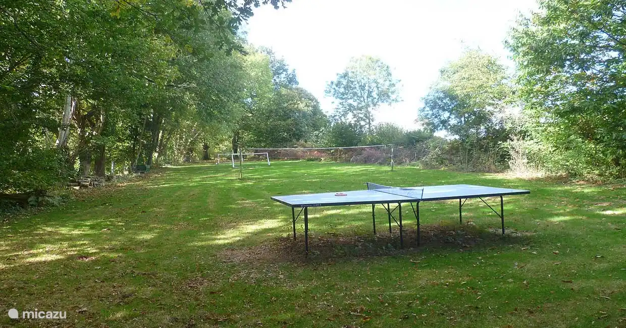 Das große und gut ausgestattete Spielfeld