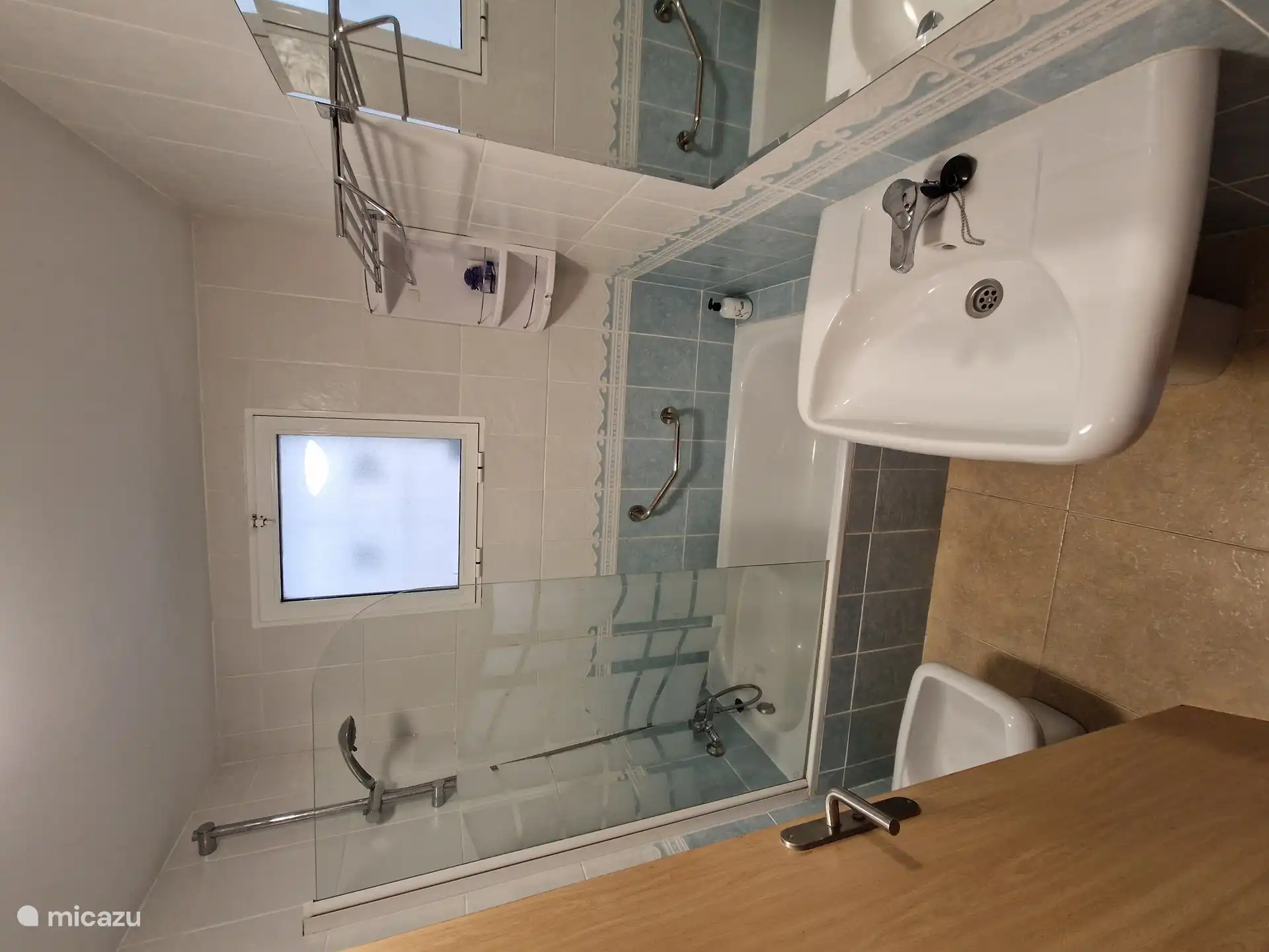 Badezimmer 2 mit Dusche/Badewanne, WC, Bidet und Waschbecken