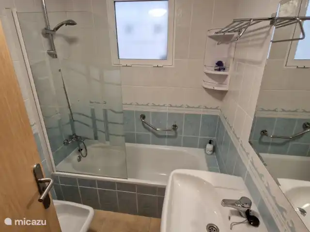 BELLA VISTA 1ère ligne, la plus belle/délicieuse | Espagne, Costa Blanca, El Campello - appartement Salle de bain 2 avec douche/baignoire, WC, bidet et lavabo