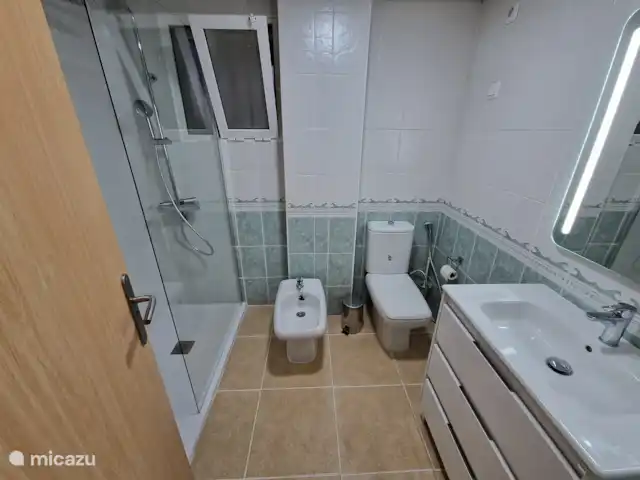 BELLA VISTA 1ère ligne, la plus belle/délicieuse | Espagne, Costa Blanca, El Campello - appartement Salle de bain 1 avec douche à l'italienne, bidet, WC et lavabo.