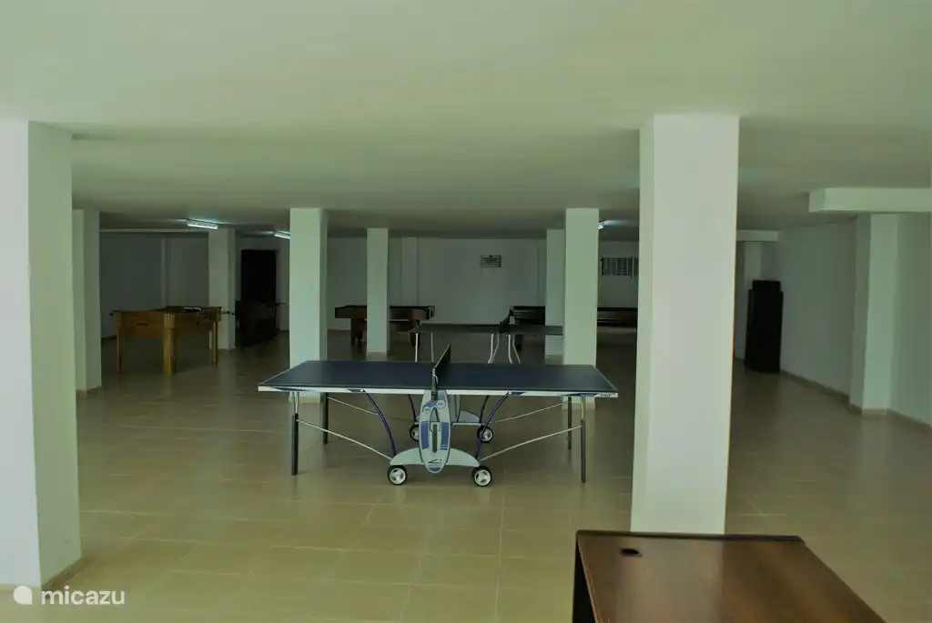 Spielzimmer des Komplexes mit Tischtennis, Billard, Billardtisch, Tischfußball usw.