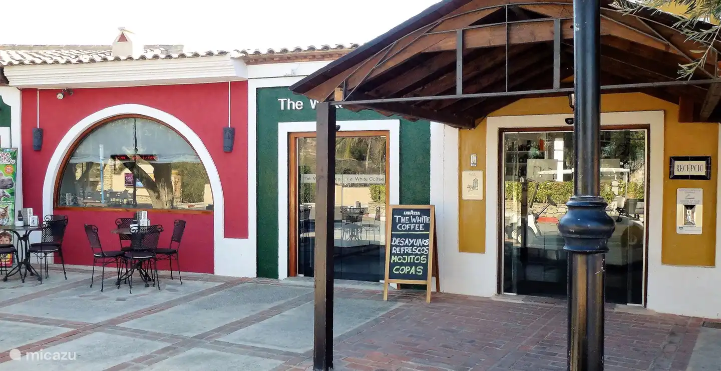 Kleiner Supermarkt und Restaurants am Eingang des Pueblo Acantilado