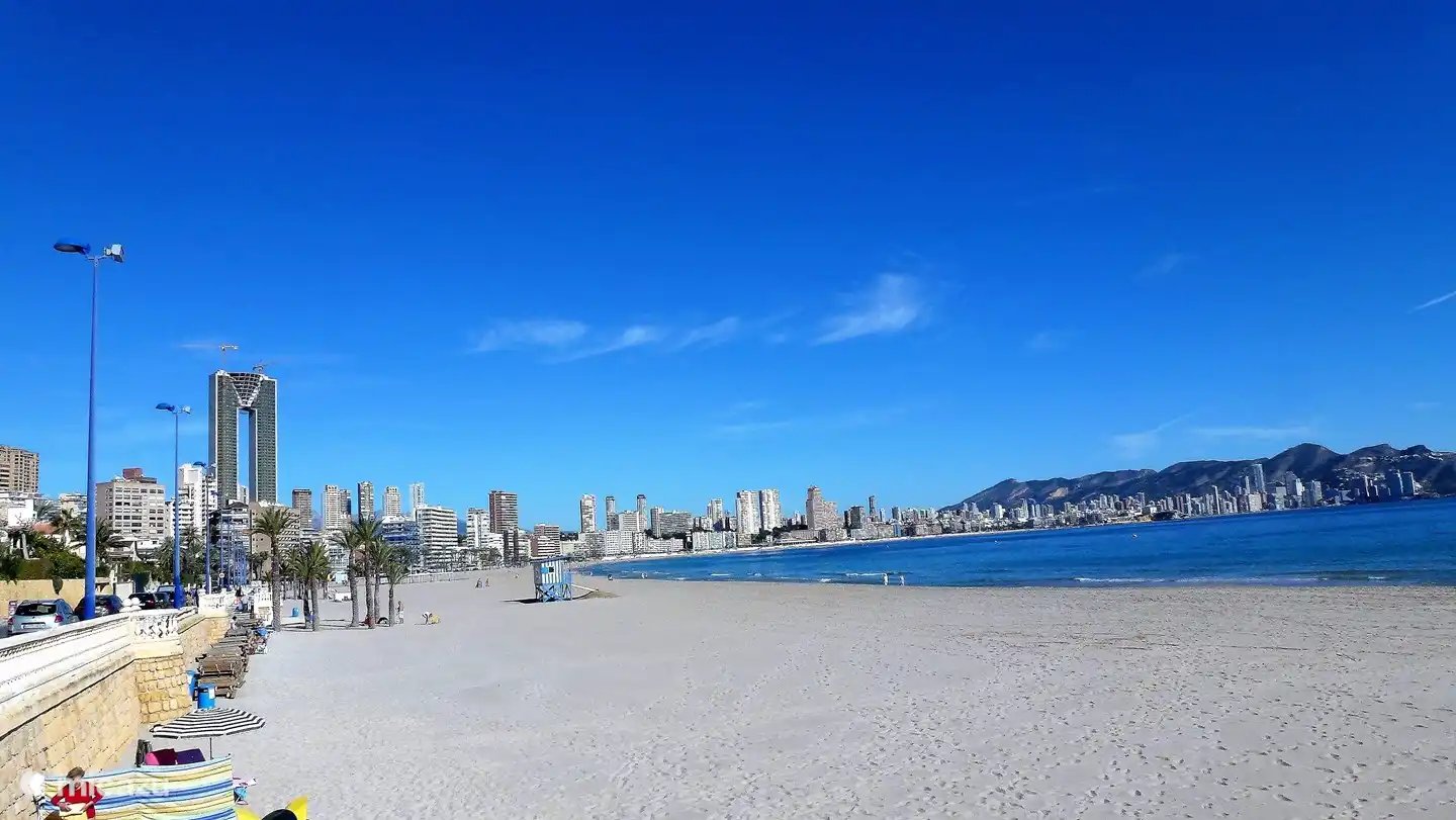 Der sehr große Strand von El Campello
