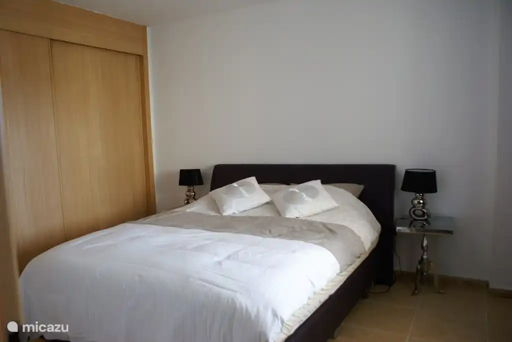 Schlafzimmer neben Terrasse, Klimaanlage und Deckenventilator. Gutes Boxspring!