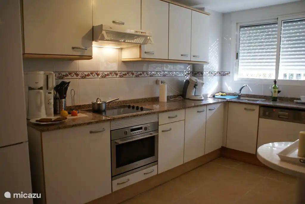 Sehr voll ausgestattete Küche mit allen Geräten. Außerdem eine Küche mit Waschmaschine und Trockner