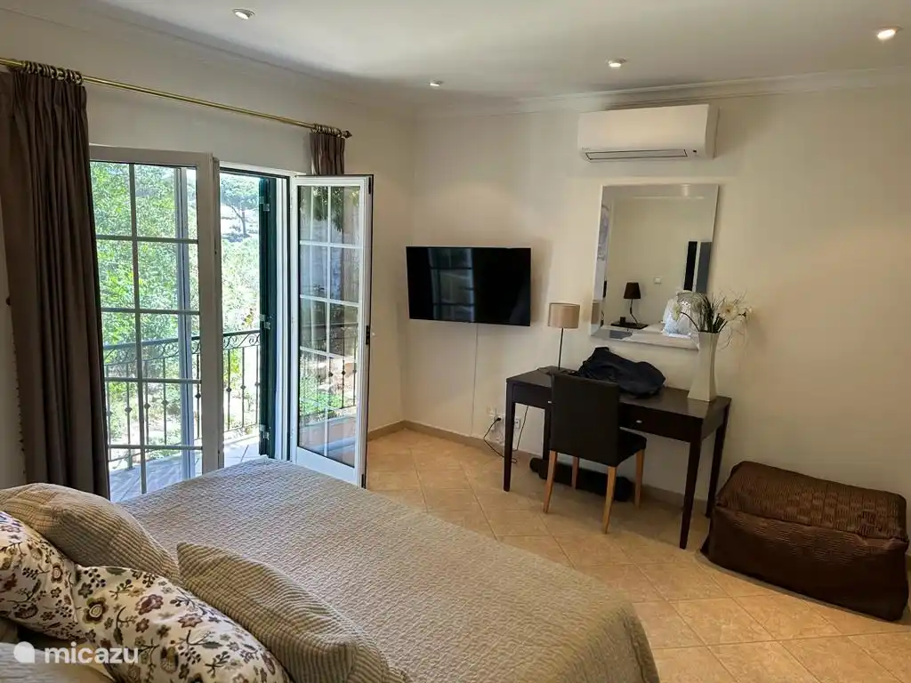 Großes Schlafzimmer