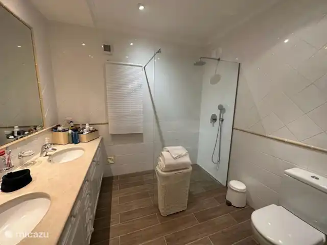 Appartement Vale do Lobo | Portugal, Algarve, Vale Do Lobo - appartement Salle de bain moderne avec douche à l'italienne et toilettes appartenant à la chambre principale