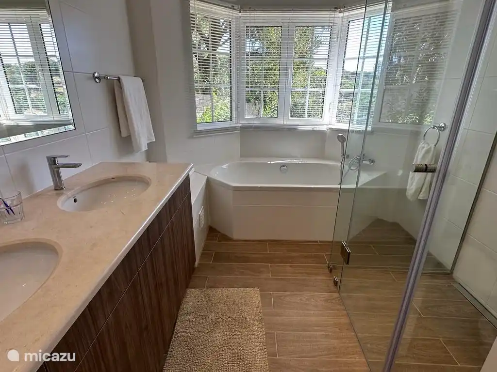 Badezimmer mit Badewanne, ebenerdiger Dusche und WC, das zum 2. Schlafzimmer gehört