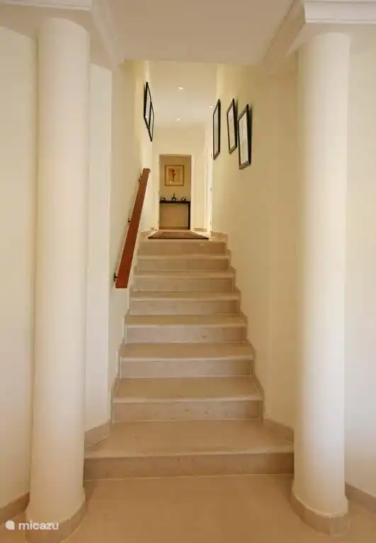 zu Wohnzimmer und Küche