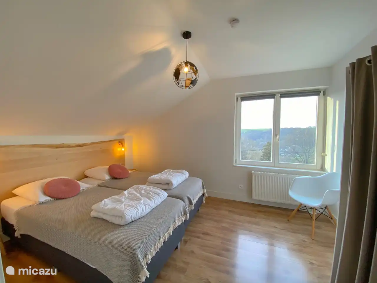 Schlafzimmer im ersten Stock mit Aussicht