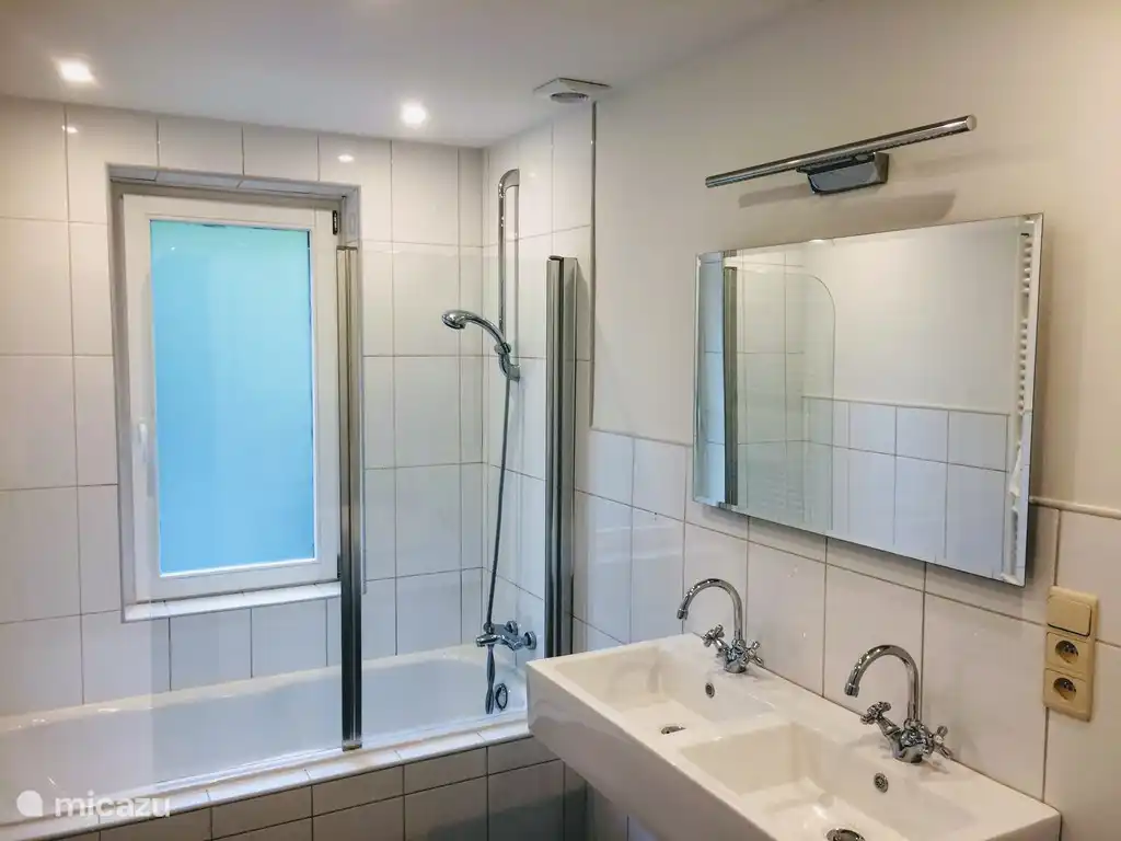 Badezimmer im Erdgeschoss mit Badewanne und Doppelwaschbecken