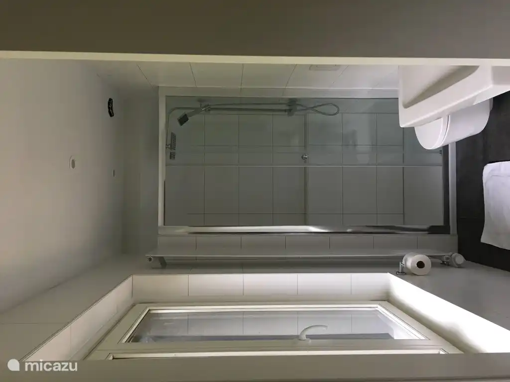 Badezimmer im ersten Stock mit Dusche und WC