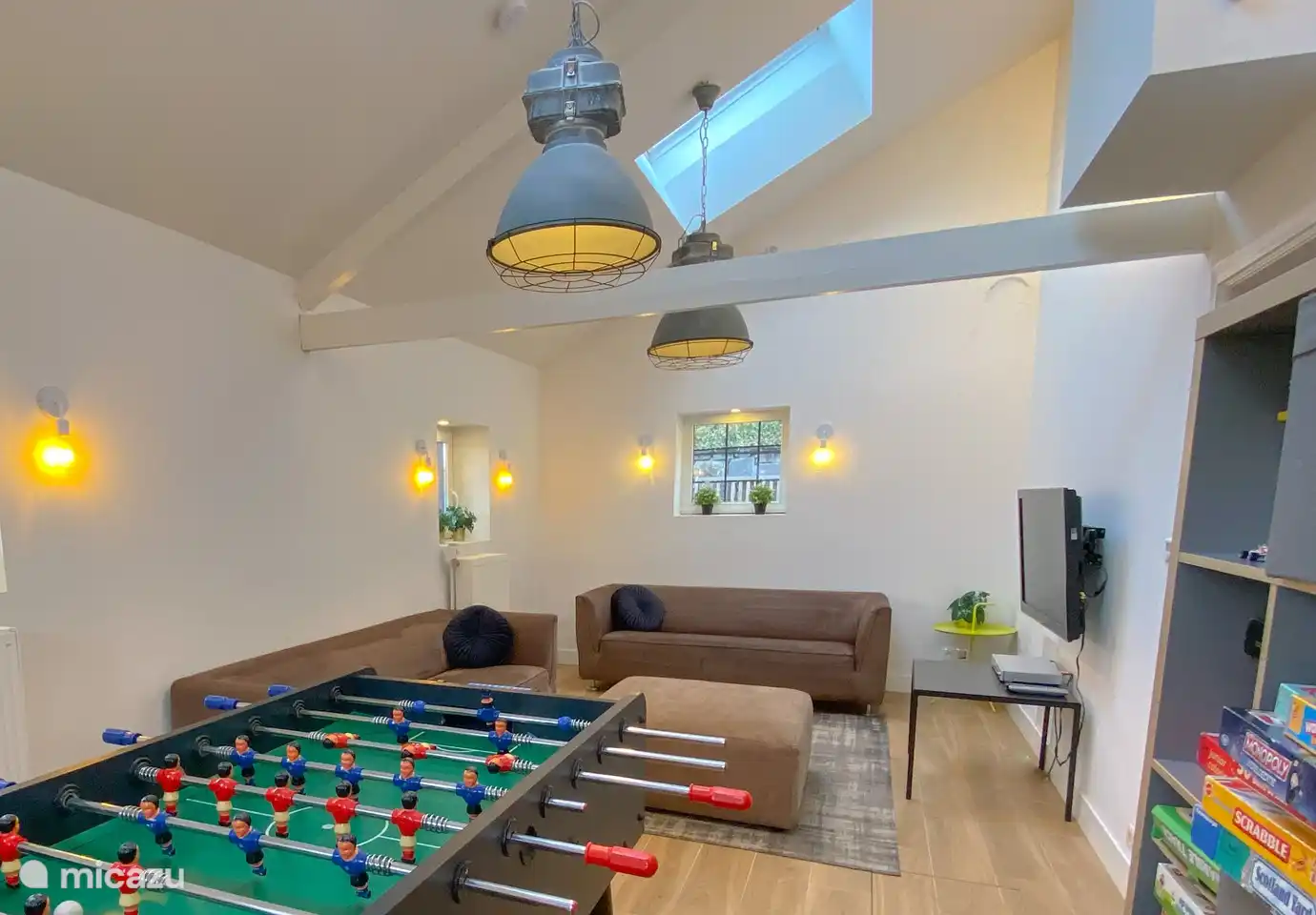 Spielzimmer mit Kickertisch, TV und Disco