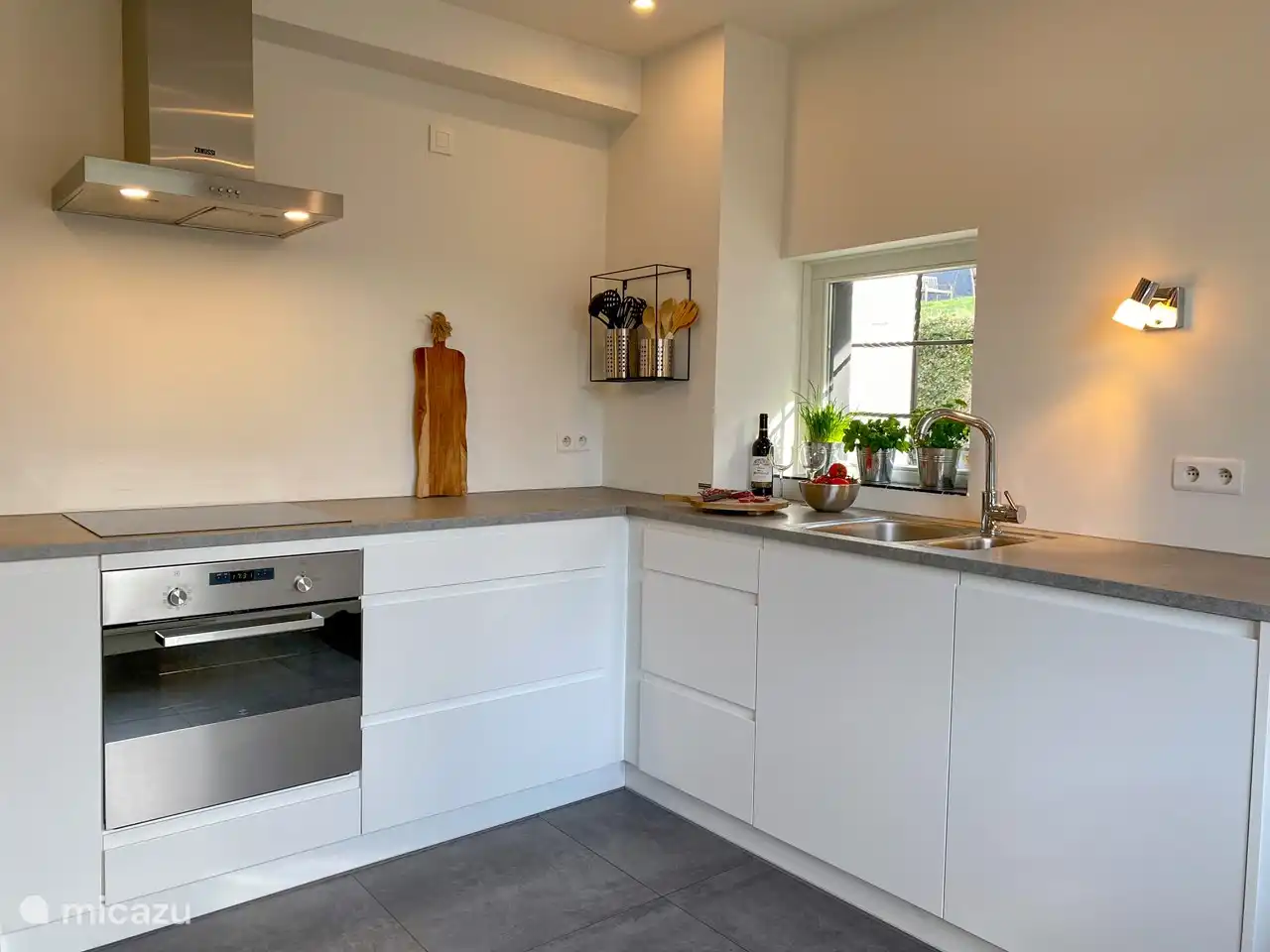 Küche mit Geschirrspüler, Backofen, Mikrowelle und Nespresso-Maschine