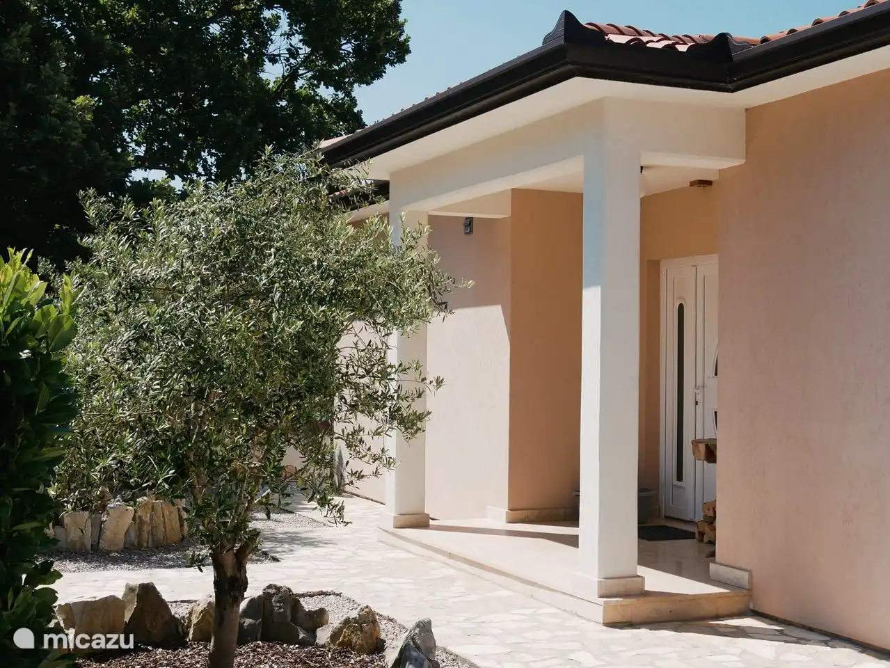 Die Vorderseite der Villa Brisa