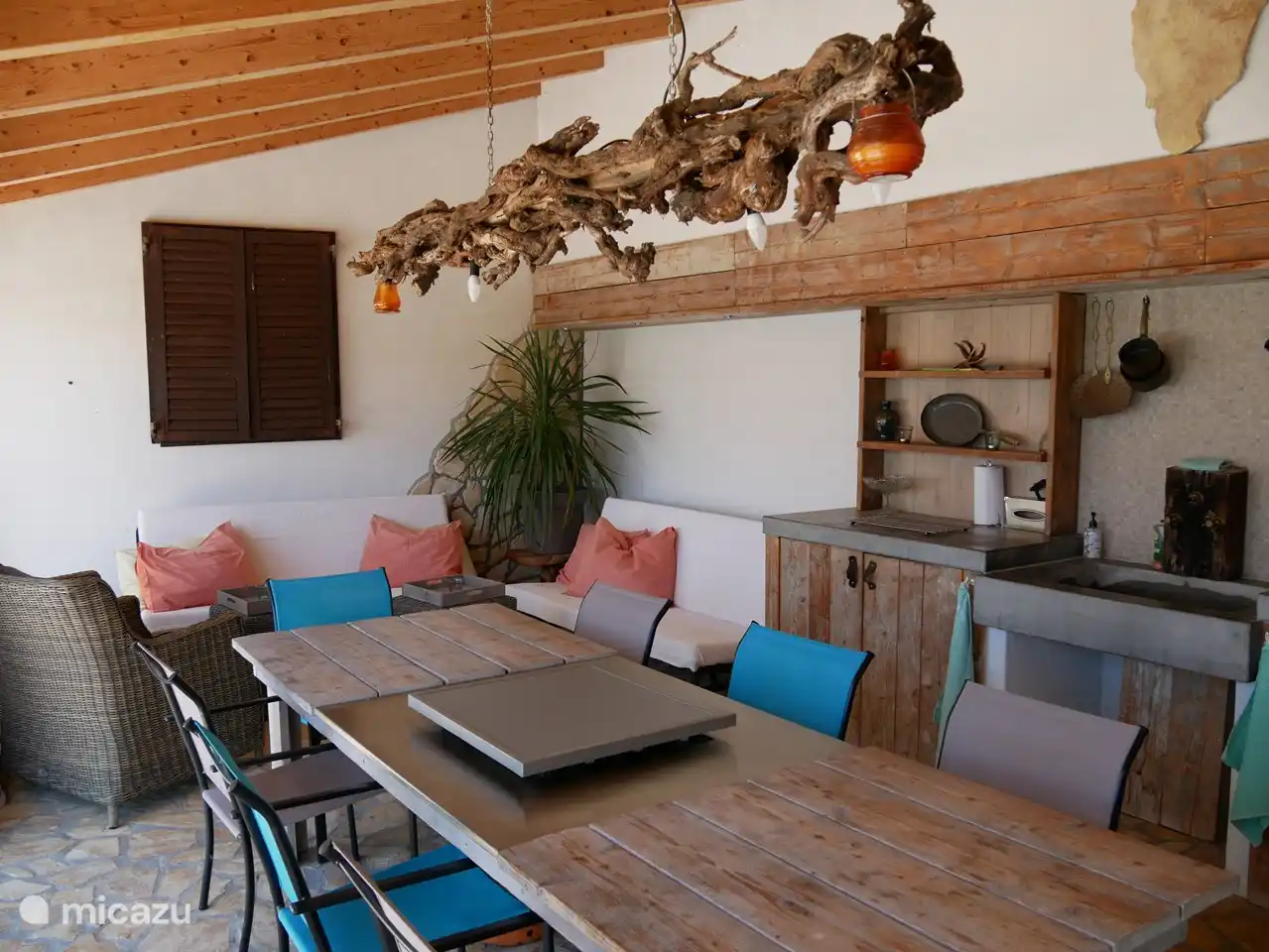 Überdachte Außenküche