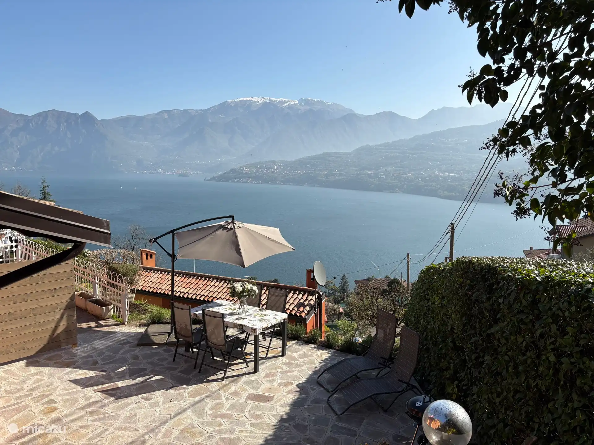 Große Terrasse (2025) mit Privatsphäre, Gartenmöbeln, Liegestühlen und Grill. Blick auf den Iseosee!