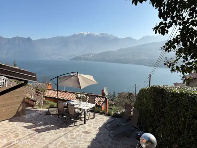 Casa Iseo : Tranquillité, luxe et climatisation ★★★★★ | Italie, Lacs italiens , Tavernola Bergamasca - maison de vacances Grande terrasse (2025) avec intimité, mobilier de jardin, chaises longues et BBQ. Vue sur le lac d’Iseo !