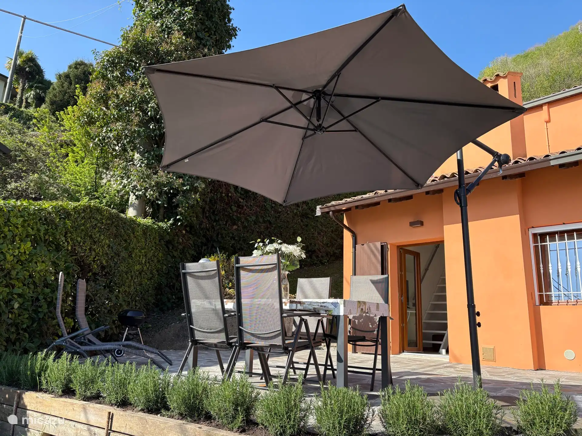 Große neue Terrasse (April 2025) mit großen Gartenmöbeln, Sonnenliegen, Grill und Sonnenschirm