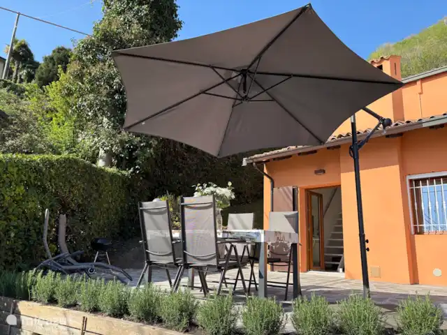 Casa Iseo : Tranquillité, luxe et climatisation ★★★★★ | Italie, Lacs italiens , Tavernola Bergamasca - maison de vacances Grande nouvelle terrasse (avril 2025) avec grand mobilier de jardin, chaises longues, barbecue et parasol
