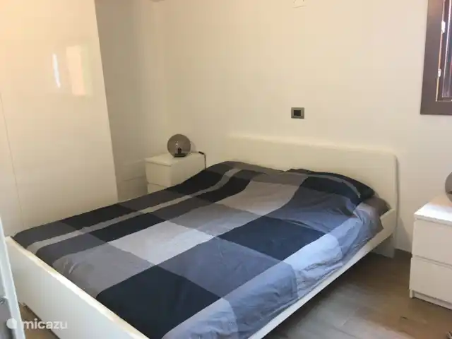 Casa Iseo : Tranquillité, luxe et climatisation ★★★★★ | Italie, Lacs italiens , Tavernola Bergamasca - maison de vacances Chambre 1 - Lit king size avec de bons matelas (2024)