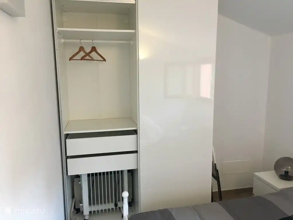 Schlafzimmer 1 - Großer Abstellschrank in zwei Teilen