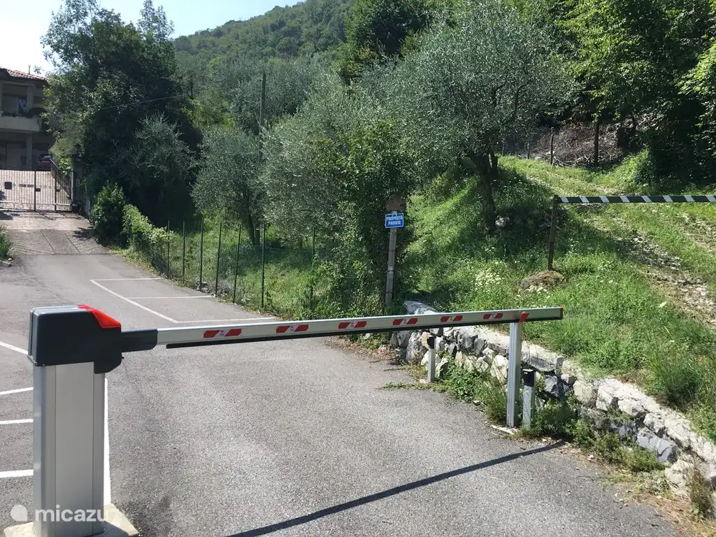 Privater Parkplatz mit elektrischer Barriere