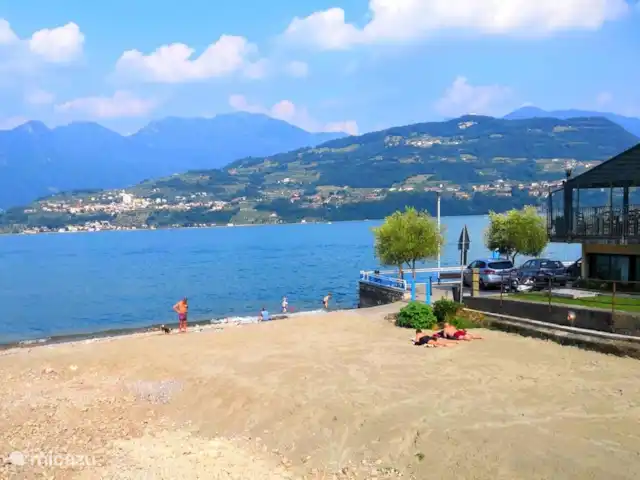 Casa Iseo : Tranquillité, luxe et climatisation ★★★★★ | Italie, Lacs italiens , Tavernola Bergamasca - maison de vacances Plage de sable à 5 minutes de Casa Iseo, avec bars et restaurant facilement accessibles