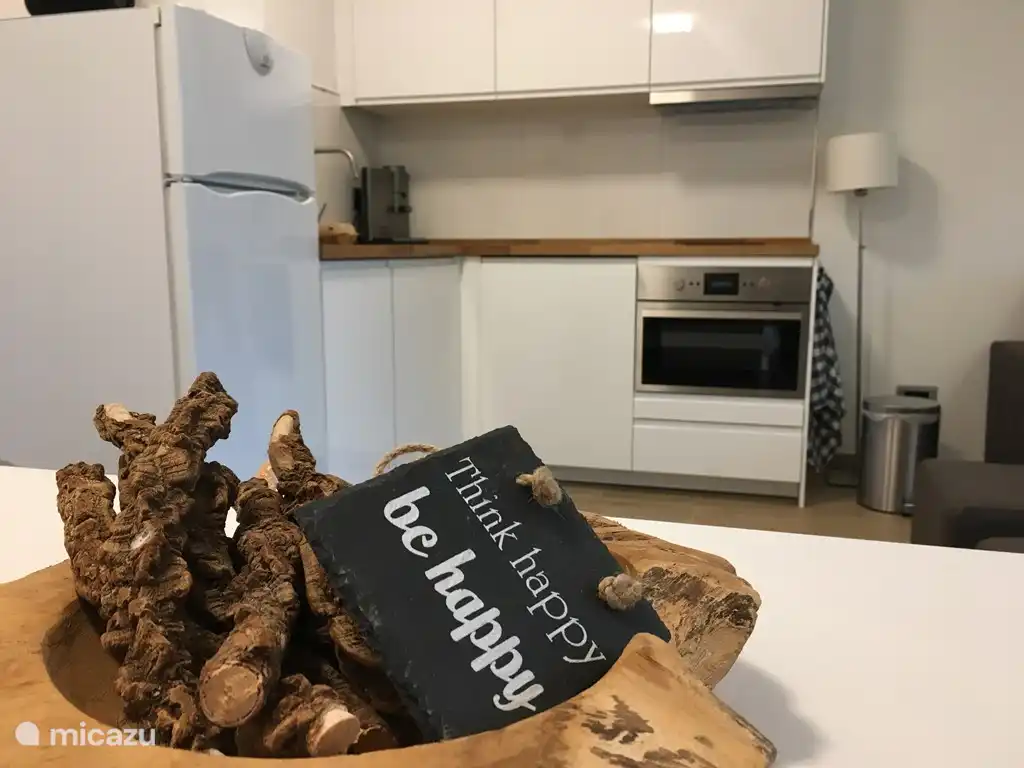 Küche. Mit Geschirrspüler, Waschmaschine, Kombibackofen und Kühl-Gefrierkombination