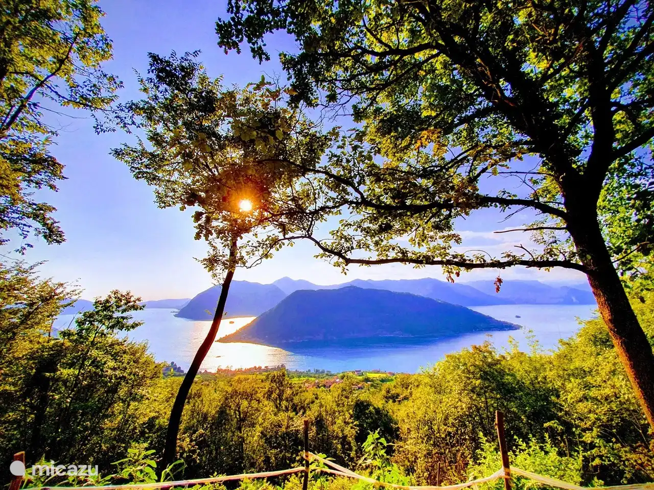Sie erleben wunderschöne Sonnenuntergänge am Iseosee, wie hier über dem Monte Isola