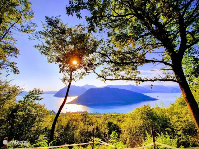 Casa Iseo : Tranquillité, luxe et climatisation ★★★★★ | Italie, Lacs italiens , Tavernola Bergamasca - maison de vacances Vous ferez l'expérience de magnifiques couchers de soleil sur le lac d'Iseo, comme ici au-dessus de Monte Isola