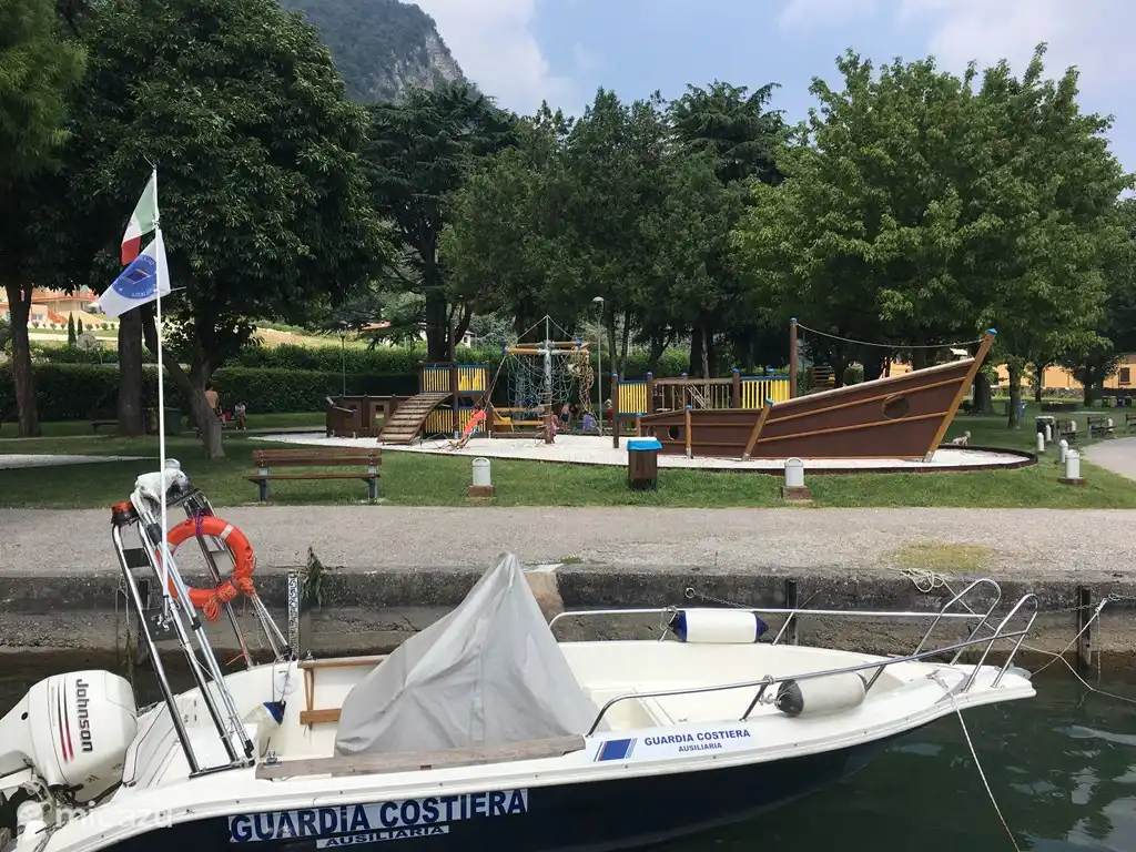 Lido Nettuno in 5 km - Dies ist der Ort, um am See zu erholen. Inkl. Restaurant, Bar, Sportplätze, Spielgeräte