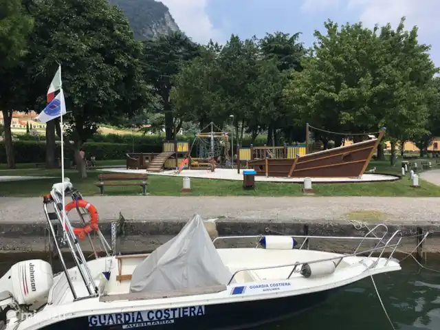 Casa Iseo : Tranquillité, luxe et climatisation ★★★★★ | Italie, Lacs italiens , Tavernola Bergamasca - maison de vacances Lido Nettuno à 5 km - C'est le lieu de loisirs sur le lac. Y compris restaurant, bar, terrains de sport, équipements de jeux